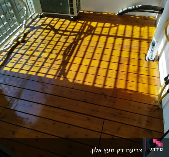 רצפת עץ עם צינורות ומעקה מתכת